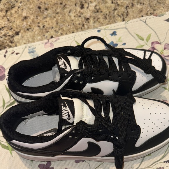 Nike Black and White Women's Sneakers - Picture 3 of 6